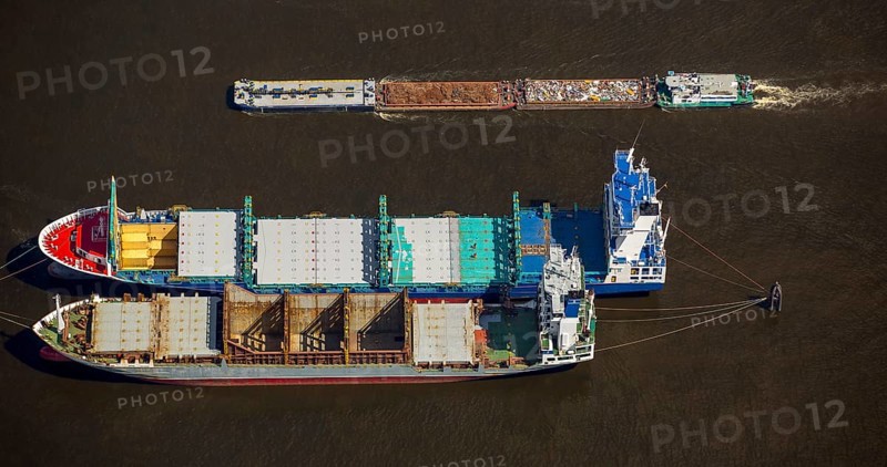 Bulk carrier lying in the harbour of Hamburg, Hamburg harbour, Elbe, Hamburg, Free and Hanseatic City of Hamburg, Germany, Europe, aerial view, birds-eyes view, aerial photography, aerial photography, overview, bird's eye view