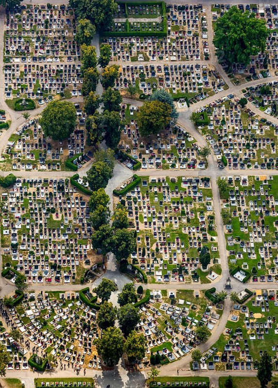 Cemetery Regensburg, Upper Catholic Cemetery Regensburg, row graves, military graves, Regensburg, independent city in Eastern Bavaria, Bavaria, Germany, Europe, aerial view, birds-eyes view, aerial photography, aerial photography, aerial photography, overview, bird's eye view