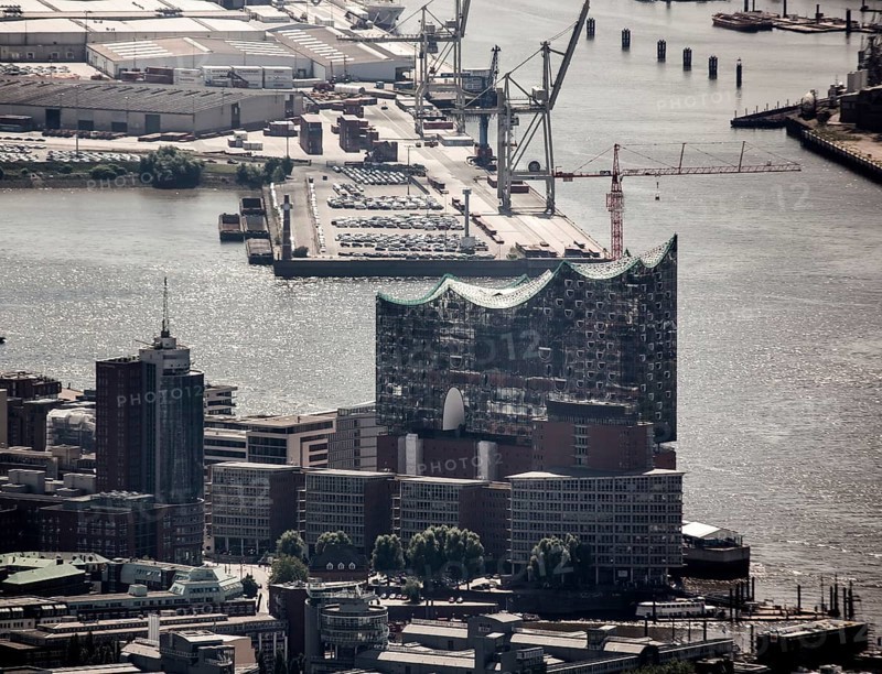 Elbphilharmonie with Hafencity, Speicherstadt, UNESCO World Heritage Site, cruise terminal, Unilever House cruise ship Queen Mary 2, Hamburg harbour, Elbe, Hamburg, Free and Hanseatic City of Hamburg, Hamburg, Germany