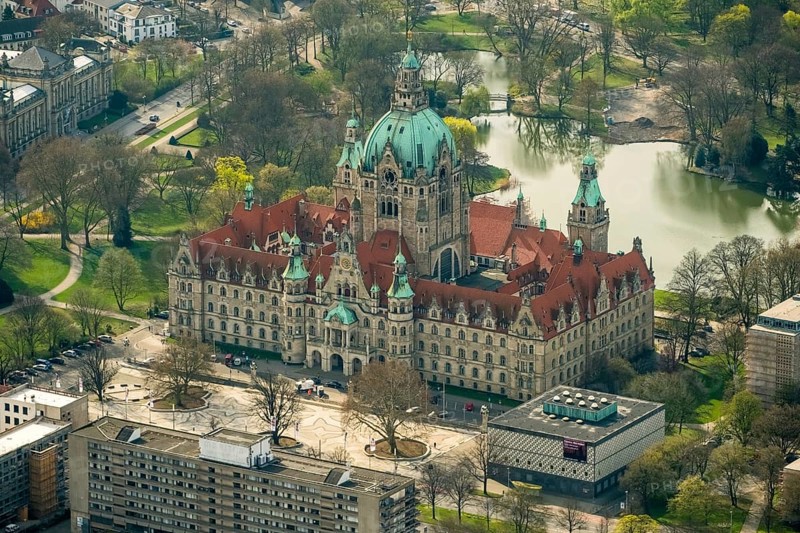 New Town Hall, Hanover's landmark, Wilhelminian, castle-like magnificent building in eclectic style, city administration, town hall dome, Hanover, state capital, Lower Saxony, Germany, DE, Europe, aerial photo, birds-eyes view, aerial photography, aerial photography, overview, bird's eye view