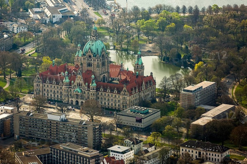 New Town Hall, Hanover's landmark, Wilhelminian, castle-like magnificent building in eclectic style, city administration, town hall dome, Hanover, state capital, Lower Saxony, Germany, DE, Europe, aerial photo, birds-eyes view, aerial photography, aerial photography, overview, bird's eye view