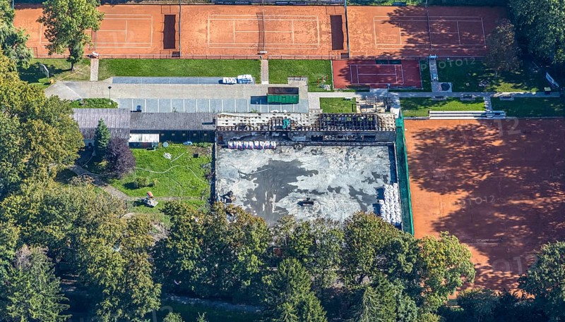 Aerial view, construction site tennis courts Tennisclub Unna 02 Grün- Weiß, fire damage, Unna, Ruhr area, North Rhine-Westphalia, Germany, construction work, construction, construction area, building site, building plots, construction project, construction site, DE, Europe, aerial view, aerial photography, aerial photography, new construction, sports, tennis, tennis facility, tennis courts, tennis club, overview, bird's-eye view, overview