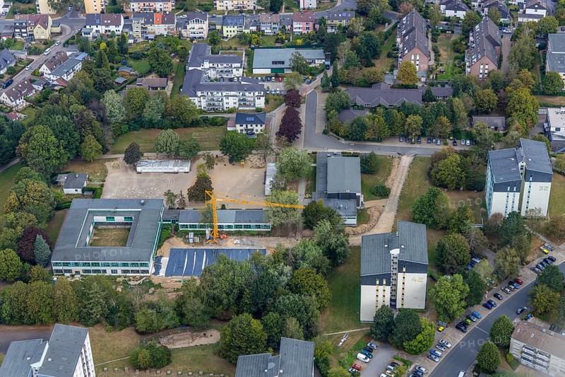Aerial view, construction site Gerhart-Hauptmann-Schule, Städt. Community primary school, Kostenberg, Velbert, Ruhr area, North Rhine-Westphalia, Germany, Bartelskamp, construction work, construction, construction area, construction site, building plots, construction crane, construction project, construction site, education, educational institution, DE, Europe, primary school, teaching institute, aerial view, aerial photography, aerial photography, school, overview, bird's-eye view, birds-eyes view, onlyVelbert, overview, Velbert-Mitte