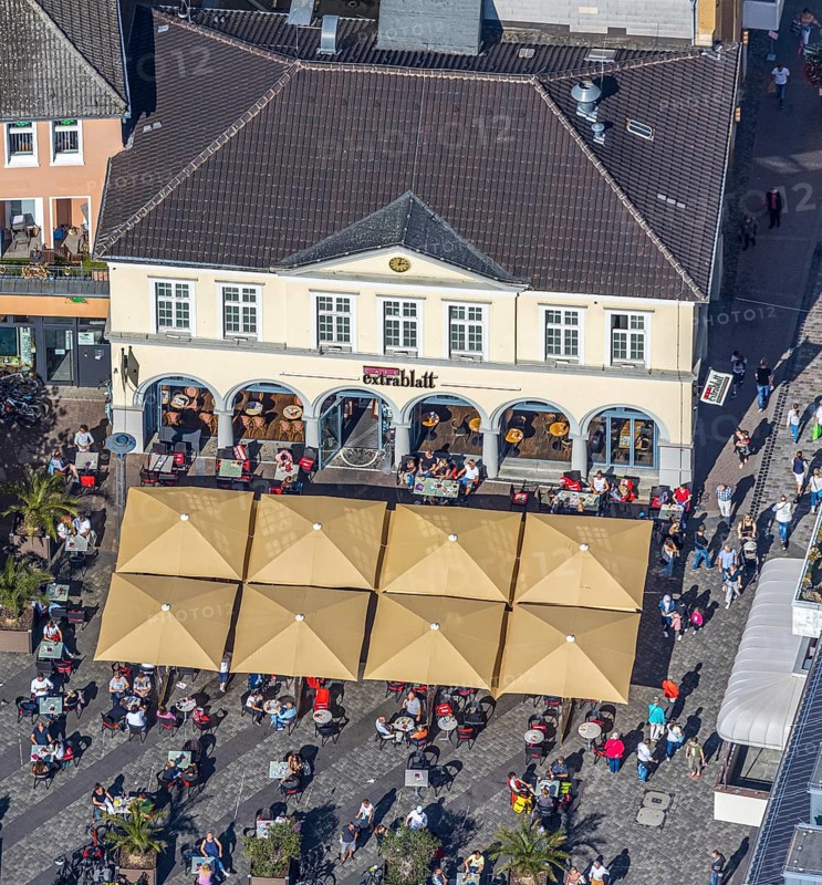 Aerial view, market place, Café Extrablatt Unna, outdoor catering, Unna, Ruhr area, North Rhine-Westphalia, Germany, distance rule, Corona measures, Corona virus, DE, shopping markets, shopping place, relaxation, Europe, leisure, leisure activities, leisure enjoyment, gastronomy, hygiene measures, aerial view, aerial photography, aerial photography, market stalls, pandemic fear, parasols, overview, bird's eye view, overview, Corona distance