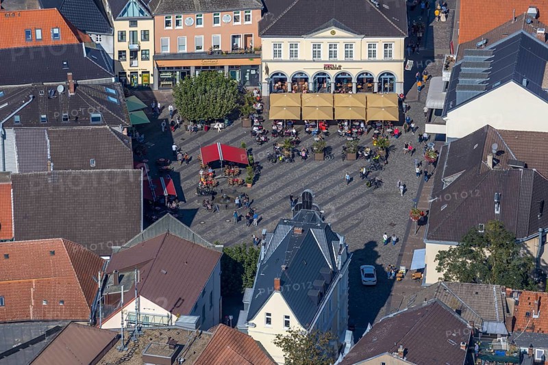 Aerial view, market square, Café Extrablatt Unna, outdoor catering, Unna, Ruhr area, North Rhine-Westphalia, Germany, distance rule, fountain, corona measures, corona virus, DE, shopping markets, shopping square, relaxation, Europe, leisure, leisure activities, leisure enjoyment, gastronomy, hygiene measures, aerial view, aerial photography, aerial photography, market stalls, pandemic fear, parasols, overview, bird's eye view, overview, corona distance