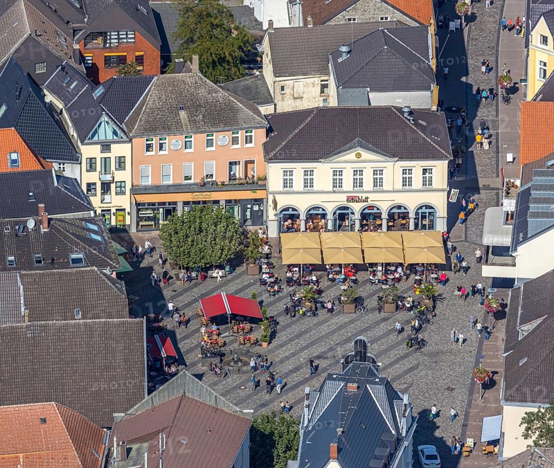 Aerial view, market square, Café Extrablatt Unna, outdoor catering, Unna, Ruhr area, North Rhine-Westphalia, Germany, distance rule, fountain, corona measures, corona virus, DE, shopping markets, shopping square, relaxation, Europe, leisure, leisure activities, leisure enjoyment, gastronomy, hygiene measures, aerial view, aerial photography, aerial photography, market stalls, pandemic fear, parasols, overview, bird's eye view, overview, corona distance
