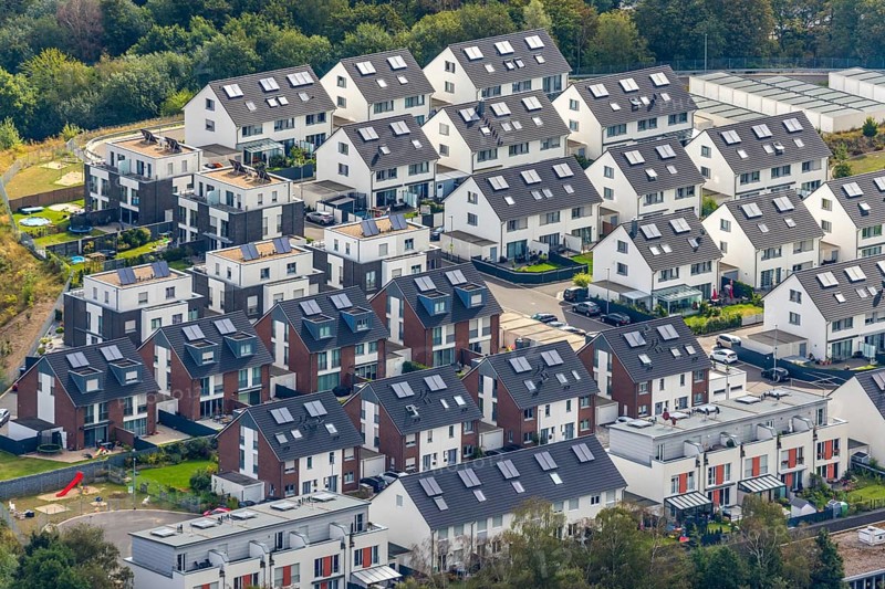Aerial view, Winkelstraße housing estate, Oberstadt, Velbert, Ruhr area, North Rhine-Westphalia, Germany, DE, single-family homes, Europe, property tax, real estate, aerial view, aerial photography, aerial photography, terraced houses, overview, bird's-eye view, residential complex, living and living, residential area, residential buildings, quality of living, residential neighbourhood, housing estate, birds-eyes view, onlyVelbert, overview, semi-detached houses, residential property, building boom, Velbert-Mitte