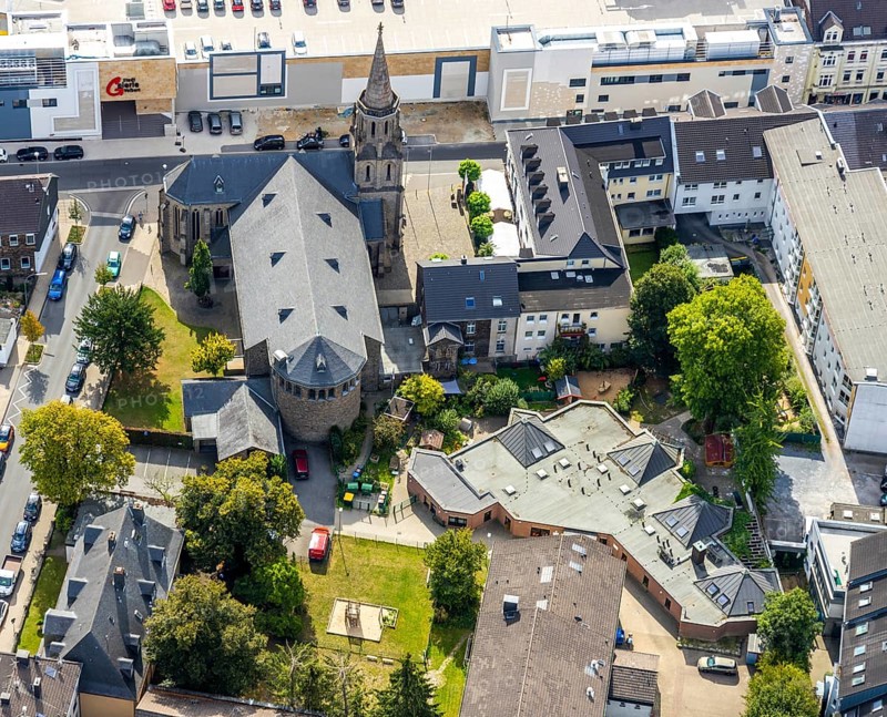 Aerial view, St. Marien Kirche, Kindertagesstätte St. Marien, Velbert, Ruhr area, North Rhine-Westphalia, Germany, place of worship, DE, Europe, place of worship, kindergarten, nursery, day care centre, day care facility, church, parish, day care centre, Kolpingstraße, denomination, aerial view, aerial photography, aerial photography, religion, overview, bird's-eye view, birds-eyes view, onlyVelbert, overview, Velbert-Mitte