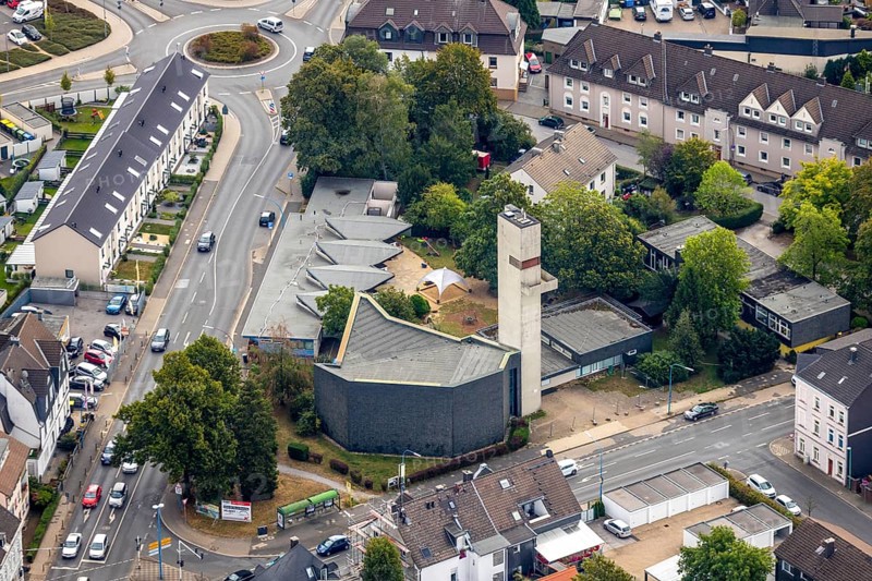 Aerial view, protestant church of peace, protestant kindergarten, upper town, Velbert, Ruhr area, North Rhine-Westphalia, Germany, place of worship, DE, Europe, place of worship, kindergarten, day nursery, day care centre, church, parish, day care centre, denomination, aerial view, aerial photography, aerial photography, Nevigeser Straße, religion, Schmalenhofer Straße, overview, bird's-eye view, birds-eyes view, onlyVelbert, overview, Velbert-Mitte
