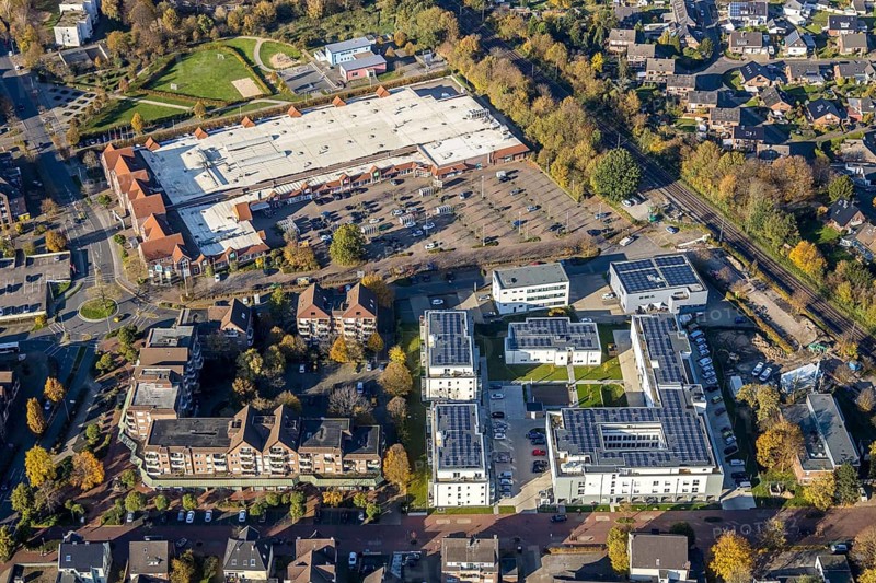 Aerial view, Senioren-Park carpe diem Voerde, Voerde, Ruhr area, North Rhine-Westphalia, Germany, retirement home, old people's home, Bahnhofstraße, care and nursing, DE, E-Center Alnwicker Ring, shopping markets, shopping square, shopping centre, Europe, aerial view, aerial photography, aerial photography, local supply centre, care facility, retirement home, retirement residence, senior citizens' home, senior citizens' centre, shopping centre, overview, bird's eye view, birds-eyes view, overview