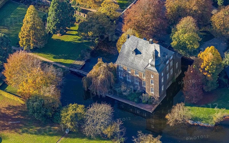 Aerial view, moated castle house flat, Möllen, Voerde, Ruhr area, North Rhine-Westphalia, Germany, castle, DE, Europe, fortress, Frankfurter Straße 433, moat, green trees, manor house, manor house, landscape park, aerial photograph, aerial photography, aerial photography, Lower Rhine, castle, sight, overview, bird's eye view, wooded area, moated castle, moated castle, birds-eyes view, historical, historical mill, historical sight, overview