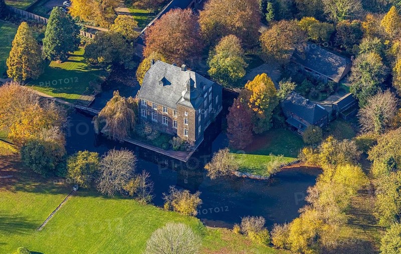 Aerial view, moated castle house flat, Möllen, Voerde, Ruhr area, North Rhine-Westphalia, Germany, castle, DE, Europe, fortress, Frankfurter Straße 433, moat, green trees, manor house, manor house, landscape park, aerial photograph, aerial photography, aerial photography, Lower Rhine, castle, sight, overview, bird's eye view, wooded area, moated castle, moated castle, birds-eyes view, historical, historical mill, historical sight, overview