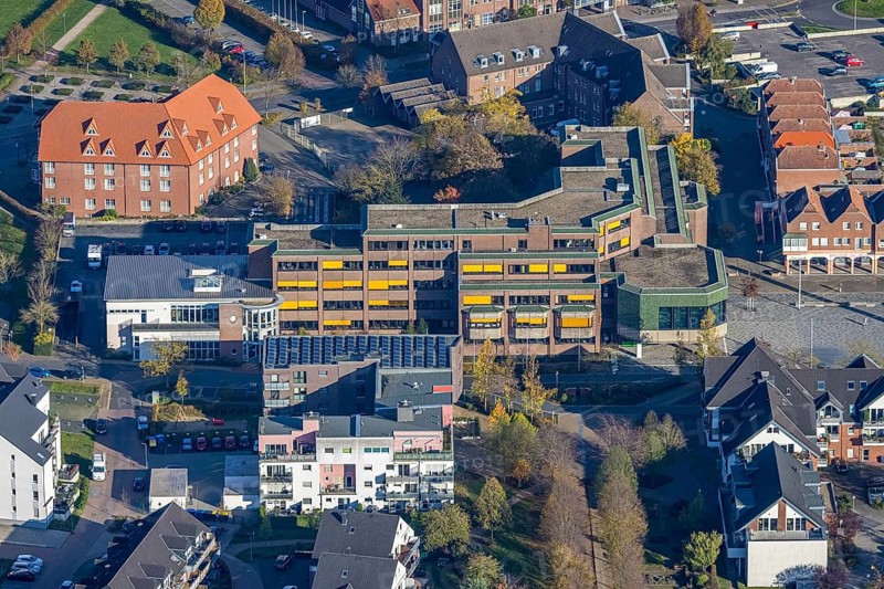 Aerial view, town hall Voerde, town hall square, hotel Niederrhein, Voerde, North Rhine-Westphalia, Germany, authority, DE, Europe, inn, gastronomy, community, commercial buildings, hotel, hotel facilities, hotel business, real estate, aerial view, aerial photography, aerial photography, Niederrhein, town hall, Ruhr area, city library Voerde, city administration, overview, accommodation, administration, bird's eye view, residential buildings, birds-eyes view, overview