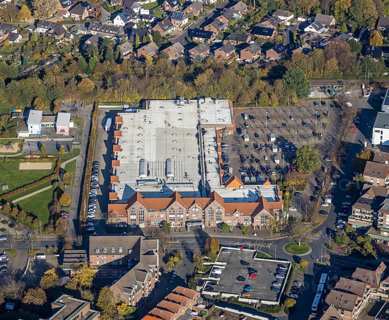 Aerial view, E-Center Alnwicker Ring, Voerde, Ruhr area, North Rhine-Westphalia, Germany, DE, shopping markets, shopping square, shopping centre, Europe, aerial view, aerial photography, aerial photography, local supply centre, car parks, shopping centre, overview, bird's-eye view, overview