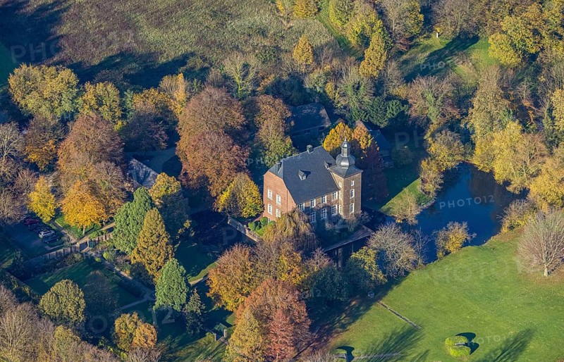 Aerial view, moated castle house flat, Möllen, Voerde, Ruhr area, North Rhine-Westphalia, Germany, castle, DE, Europe, fortress, Frankfurter Straße 433, moat, green trees, manor house, manor house, landscape park, aerial photograph, aerial photography, aerial photography, Lower Rhine, castle, sight, overview, bird's eye view, wooded area, moated castle, moated castle, birds-eyes view, historical, historical mill, historical sight, overview