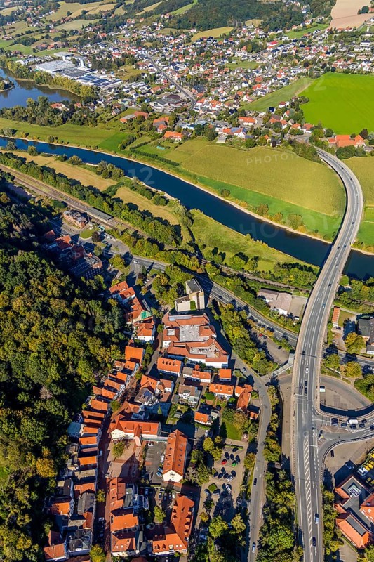 Aerial view, local view, residential area at the edge of the forest Langestraße, Weser bridge, Vlotho, OWL, Ostwestfalen-Lippe, East Westphalia, North Rhine-Westphalia, Germany, bridge Mindener Straße, DE, Europe, river Weser, property tax, real estate, aerial photograph, aerial photography, aerial photography, OWL book, OWL book, overview, bird's-eye view, forest area, residential area, living and living, residential area, residential buildings, residential quality, residential neighbourhood, housing estate, bird's-eye view, overview