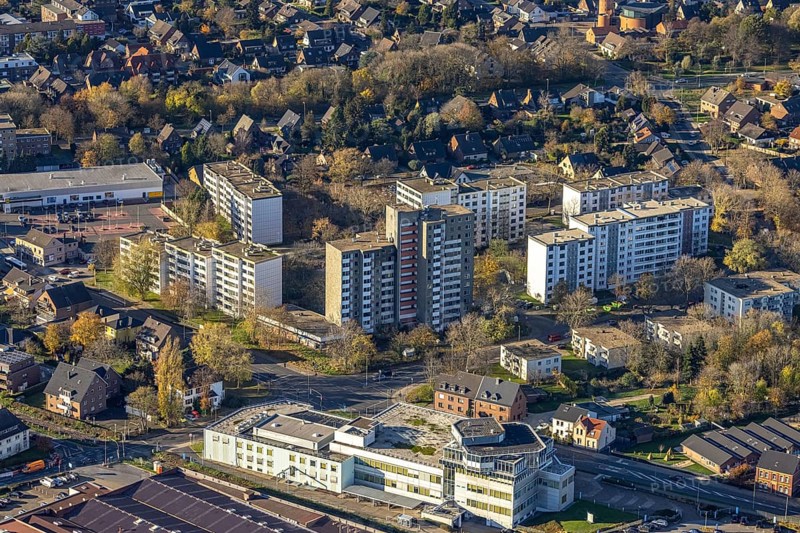 Aerial view, Heinrich-Trox-Platz, high-rise buildings Vluyner Nordring, Humboldtstraße, Vluyn, Neukirchen-Vluyn, Ruhr area, North Rhine-Westphalia, Germany, DE, Europe, property tax, high-rise buildings, real estate, aerial view, aerial photography, aerial photography, overview, bird's-eye view, residential complex, living and living, residential area, residential buildings, quality of life, residential neighbourhood, housing estate, bird's-eye view, overview