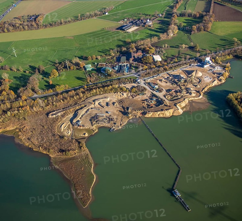 Aerial view, Krefelder Straße quarry pond, meadows and fields, Neukirchen, Neukirchen-Vluyn, Ruhr area, North Rhine-Westphalia, Germany, An der Neuen Mühle, motorway A40, Carl Risch GmbH, DE, Europe, aerial view, aerial photography, aerial photography, mill, lake, overview, bird's-eye view, overview