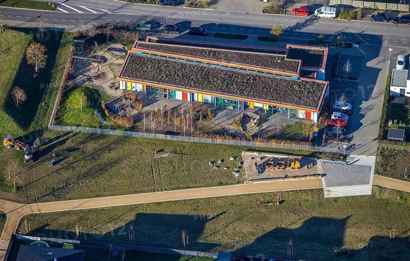 Aerial view, KiTa Sternchen Niederberg, Dicksche Heide development area, Neukirchen-Vluyn, Lower Rhine, North Rhine-Westphalia, Germany, construction area, building site, building plots, construction project, construction site, DE, Europe, property tax, real estate, kindergarten, day nursery, day nursery, day care centre, day nursery, aerial view, aerial photography, aerial photography, new building, Ruhr area, overview, bird's-eye view, housing estate, housing and living, residential area, residential buildings, residential quality, residential quarter, housing estate, birds-eyes view, overview