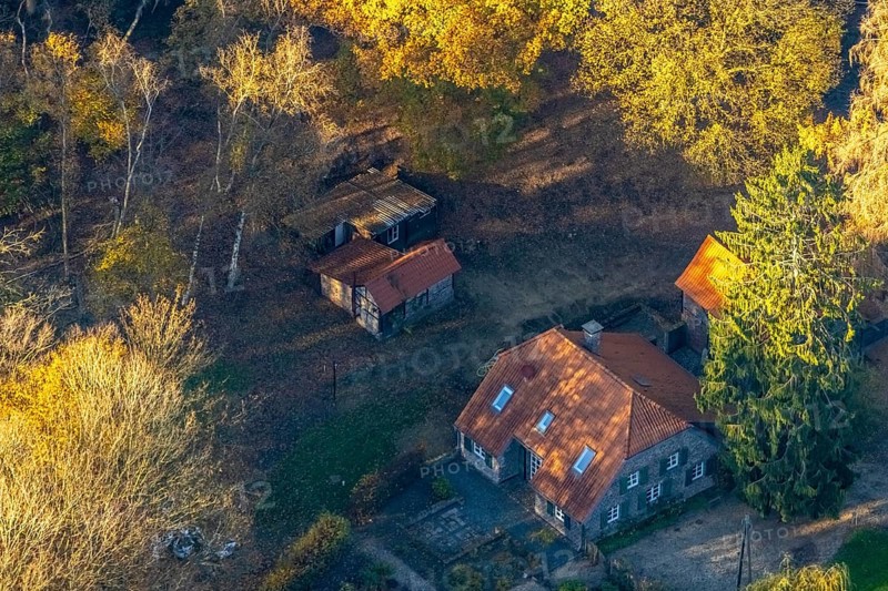 Aerial view, Rayener Berg, heritage-protected farm at Bergweg 16, Rayen, Neukirchen-Vluyn, Ruhr area, North Rhine-Westphalia, Germany, DE, Europe, property tax, real estate, aerial view, aerial photography, aerial photography, overview, bird's-eye view, residential complex, living and living, residential buildings, quality of living, residential neighbourhood, birds-eyes view, overview