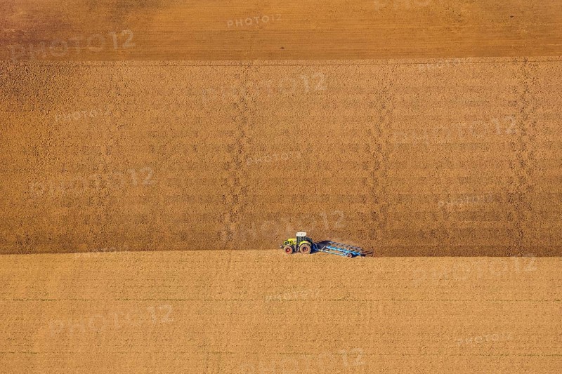 Aerial view, tractor in the field, harvest time, harrowing, Bergheim, Steinheim, Ostwestfalen-Lippe, OWL, North Rhine-Westphalia, Germany, DE, Europe, shapes and colours, aerial view, aerial photography, aerial photography, OWL book, OWL book, East Westphalia, overview, bird's-eye view, birds-eyes view, overview