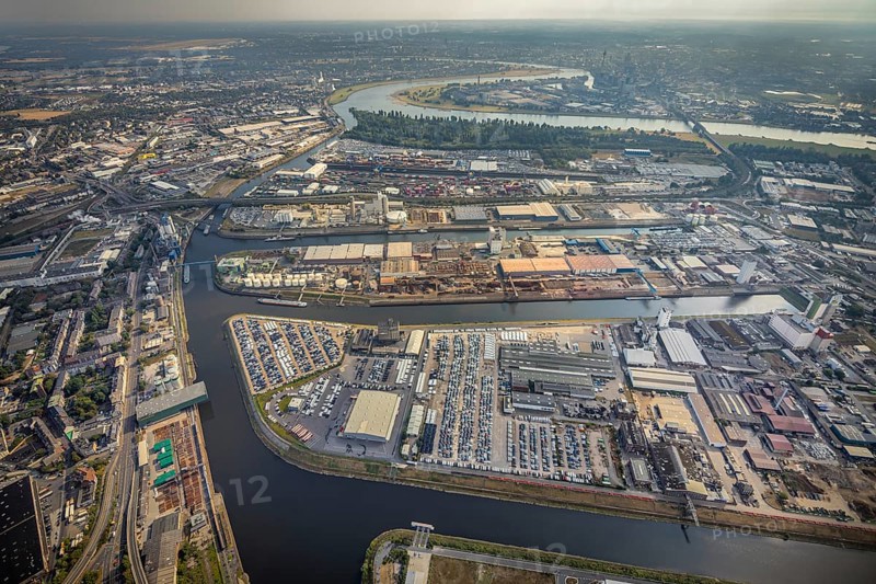 Aerial photo, harbour area, harbour facilities, Obererft, Neuss, city limits Düsseldorf, Rhineland, North Rhine-Westphalia, Germany, DE, Europe, birds-eyes view, aerial photo, aerial photography, aerial photography, overview, bird's eye view, harbour operating company, Neuss-Düsseldorfer Häfen GmbH & Co. KG, Contargo Neuss GmbH, Spedition Ansorge GmbH & Co. KG, Tanquid GmbH & Co. KG Tanklager Neuss I, Neuss customs office, Rhine, car transport, car loading, cargo ships, Neuss port, port of Neuss, port of Neuss, Rhine port, inland port, port facility, inland shipping