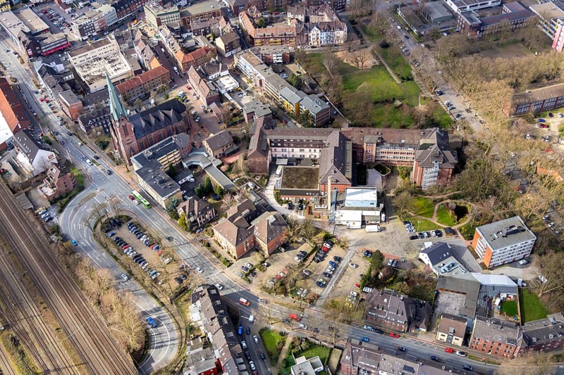 Aerial view, Catholic Clinics Oberhausen, St. Marien-Hospital, Town Hall Osterfeld, Church St. Pankratius, Osterfeld, Oberhausen, Ruhr area, North Rhine-Westphalia, Germany, authority, DE, Europe, healthcare, religious community, place of worship, hospital, church, parish, clinic, clinic centre, denomination, hospital, aerial view, aerial photography, aerial photography, medical facility, medical aid, emergency service, town hall, religion, city administration, overview, bird's-eye view, bird's-eye view, overview, medical care