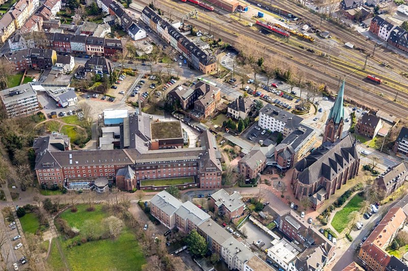 Aerial view, Catholic Clinics Oberhausen, St. Marien-Hospital, Town Hall Osterfeld, Church St. Pankratius, Osterfeld, Oberhausen, Ruhr area, North Rhine-Westphalia, Germany, authority, DE, Europe, healthcare, religious community, place of worship, hospital, church, parish, clinic, clinic centre, denomination, hospital, aerial view, aerial photography, aerial photography, medical facility, medical aid, emergency service, town hall, religion, city administration, overview, bird's-eye view, bird's-eye view, overview, medical care