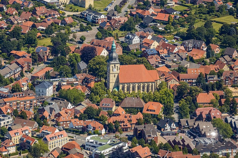 Aerial view, catholic St. Martinus collegiate church and parish church, town centre, Nottuln, Münsterland, North Rhine-Westphalia, Germany, place of worship, city, DE, Europe, religious community, place of worship, property tax, real estate, town centre, church, parish, denomination, aerial view, aerial photography, aerial photography, local view, religion, town view, urban area, town centre, Stiftsplatz, overview, bird's eye view, residential area, living and life, residential area, residential buildings, quality of life, housing estate, birds-eyes view, overview