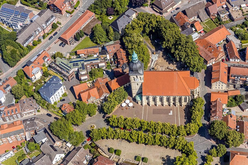 Aerial view, catholic St. Martinus collegiate church and parish church, town centre, Nottuln, Münsterland, North Rhine-Westphalia, Germany, place of worship, city, DE, Europe, religious community, place of worship, property tax, real estate, town centre, church, parish, denomination, aerial view, aerial photography, aerial photography, local view, religion, town view, urban area, town centre, Stiftsplatz, overview, bird's eye view, residential area, living and life, residential area, residential buildings, quality of life, housing estate, birds-eyes view, overview