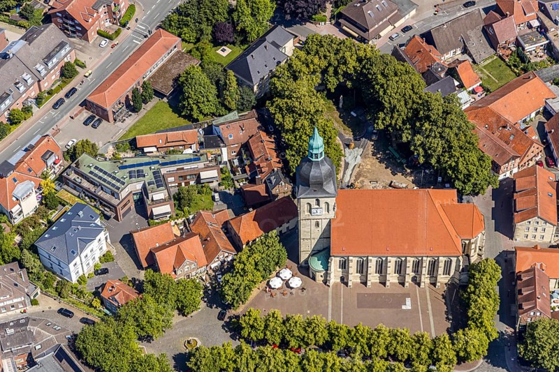 Aerial view, catholic St. Martinus collegiate church and parish church, town centre, Nottuln, Münsterland, North Rhine-Westphalia, Germany, place of worship, city, DE, Europe, religious community, place of worship, property tax, real estate, town centre, church, parish, denomination, aerial view, aerial photography, aerial photography, local view, religion, town view, urban area, town centre, Stiftsplatz, overview, bird's eye view, residential area, living and life, residential area, residential buildings, quality of life, housing estate, birds-eyes view, overview