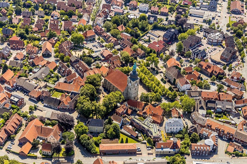 Aerial view, catholic St. Martinus collegiate church and parish church, town centre, Nottuln, Münsterland, North Rhine-Westphalia, Germany, place of worship, DE, Europe, religious community, place of worship, property tax, real estate, city centre, church, parish, denomination, aerial photograph, aerial photography, aerial photography, view of a place, religion, townscape, city area, city centre, collegiate square, overview, bird's eye view, residential area, living and living, residential area, residential buildings, residential quality, housing estate, birds-eyes view, overview