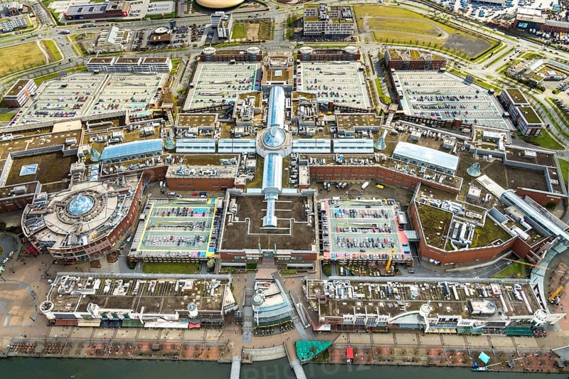 Aerial view, Centro shopping centre, Oberhausen, Centro-Promenade, Ruhr area, North Rhine-Westphalia, Germany, DE, shopping centre, shopping mall, shopping mile, shopping markets, shopping square, shopping centre, Europe, shapes and colours, aerial view, aerial photography, aerial photography, local supply centre, Neue Mitte, shopping, overview, bird's-eye view, overview