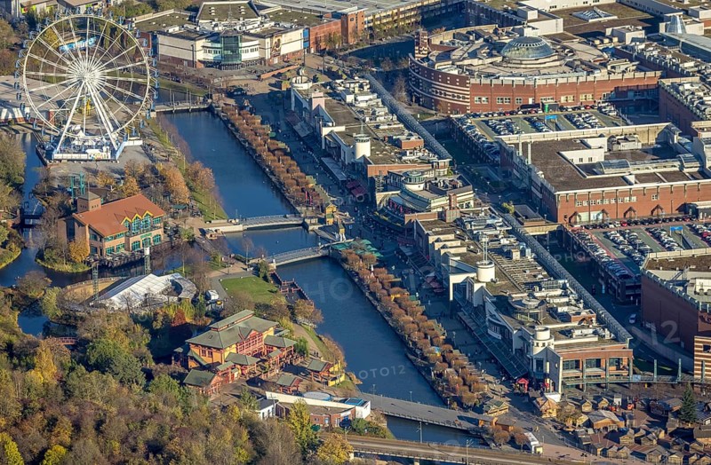 Aerial view, CentrO Promenade, CentrO Ferris wheel, canal, Marienviertel Ost, Oberhausen, Ruhr area, North Rhine-Westphalia, Germany, outdoor gastronomy, beer garden, café, DE, shopping centre, food and drink, Europe, leisure activities, restaurant, gastronomy, aerial photography, aerial photography, promenade, restaurant, overview, bird's-eye view, overview, Neue Mitte Oberhausen, Centro