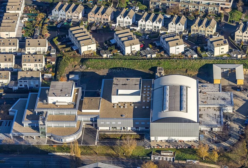 Aerial view, residential area Auf der Höchte, Höchtebögen, Berufsförderungswerk der Bauindustrie North Rhine-Westphalia gGmbH - ABZ Oberhausen, former HDO film building, Osterfeld, Oberhausen, Ruhr area, North Rhine-Westphalia, Germany, construction crane, education, educational institution, DE, Europe, film trick centre, property tax, real estate, educational institute, aerial view, aerial photography, aerial photography, school, overview, Vestische Straße, bird's-eye view, landmark, housing estate, housing and living, residential area, residential buildings, housing quality, residential neighbourhood, housing estate, birds-eyes view, built for the state garden show, overview