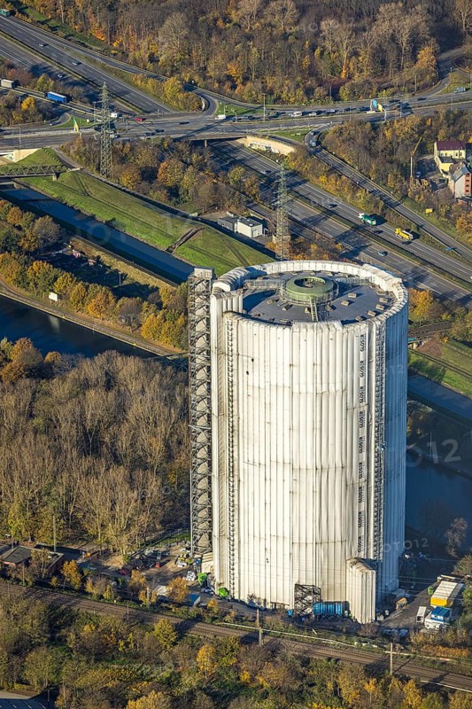 Aerial photo, gasometer renovation, covered gasometer, CentrO Ferris wheel, Buschhausen, Oberhausen, Ruhr area, North Rhine-Westphalia, Germany, construction work, construction area, construction site, construction project, construction site, DE, Europe, aerial photo, aerial photography, aerial photography, renovation, refurbishment, overview, bird's-eye view, overview, white tarpaulins