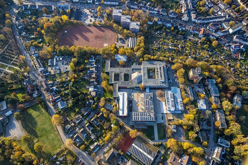 Aerial view, school centre, Städt. Gymnasium Broich, Städt. Realschule Broich, Broich - Ost, Mülheim an der Ruhr, Ruhr area, North Rhine-Westphalia, Germany, education, educational institution, DE, Europe, grammar school, educational institute, aerial view, aerial photography, aerial photography, secondary school, school, sports field, overview, bird's-eye view, overview