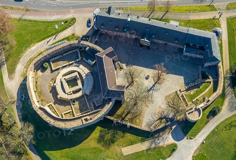 Aerial photo, Broich Castle, left, Ruhr, perpendicular, view, Mülheim an der Ruhr, Ruhr area, North Rhine-Westphalia, Germany, Mülheim, an, der, Ruhr, DE, Europe, birds-eyes, view, aerial photography, aerial photography, overview, overview, bird's eye view, sight, historical, building