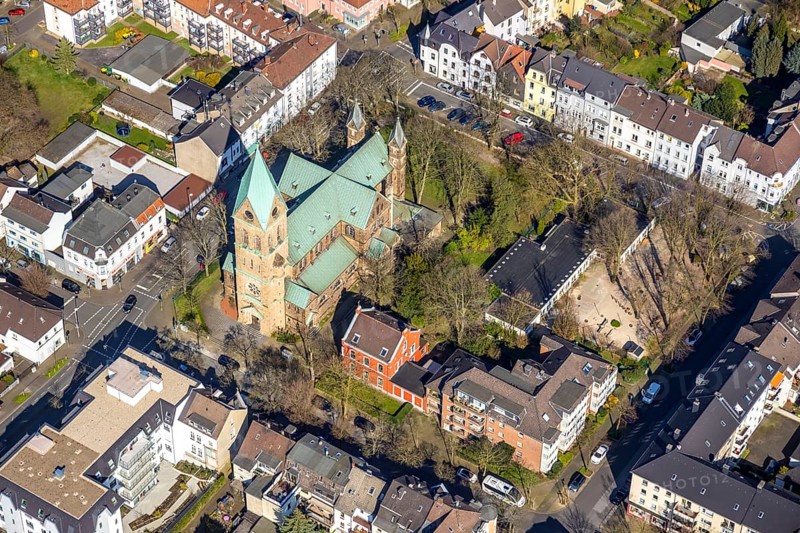 Aerial photo, Catholic Kindergarten Hermannstraße, Catholic Church of the Sacred Heart of Jesus, parish of St. Mary's Assumption, Linksruhr, Mülheim an der Ruhr, Ruhr area, North Rhine-Westphalia, Germany, Mülheim, an, der, Ruhr, DE, Europe, birds-eyes, view, aerial photograph, aerial photography, aerial photography, overview, overview, bird's eye view, house of God, religion, faith, worship, mass, childcare, education, education, day-care centre, day-care centre, pedagogy