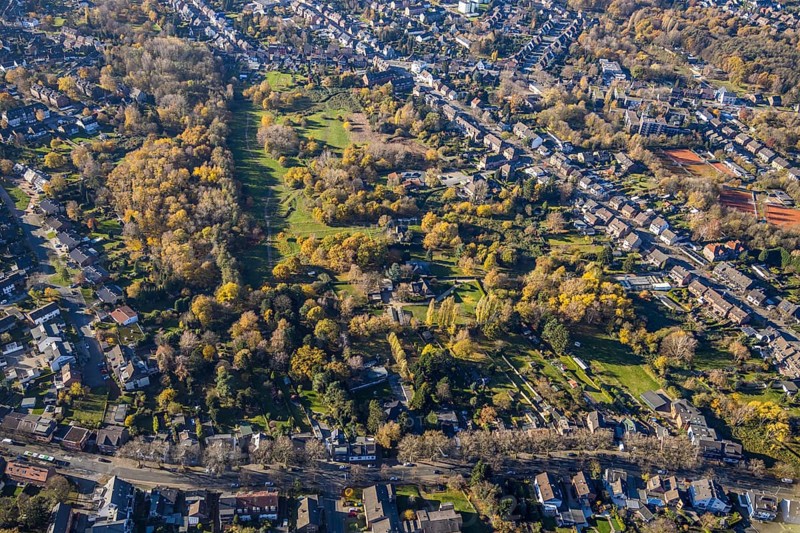 Aerial view, Park Kirchhellener Straße, Dietrich-Bonhoeffer-Haus, Tackenberg West, Oberhausen, Ruhr area, North Rhine-Westphalia, Germany, DE, Europe, green trees, autumn colours, kindergarten, day-care centre, nursery, aerial photograph, aerial photography, aerial photography, park, overview, bird's-eye view, birds-eyes view, overview