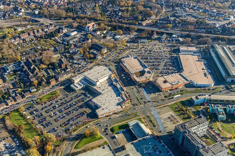 Aerial view, Sterkrader Tor Oberhausen shopping centre, Deer-Center, Sterkrade Mitte, Oberhausen, Ruhr area, North Rhine-Westphalia, Germany, Bahnhofstraße, DE, shopping, shopping centre, shopping mall, shopping markets, shopping place, shopping centre, Europe, aerial view, aerial photography, aerial photography, parking, shopping, shopping centre, overview, bird's eye view, birds-eyes view, overview