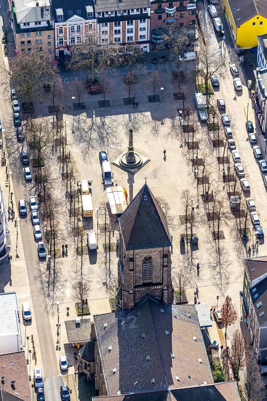 Aerial view, Altmarkt, Catholic Church at the Altmarkt, Victory Column, Oberhausen, Ruhr area, North Rhine-Westphalia, Germany, DE, monument, Europe, war memorial, aerial view, aerial photography, aerial photography, market place, sight, Victory Column Oberhausen, overview, bird's eye view, birds-eyes view, historical, overview