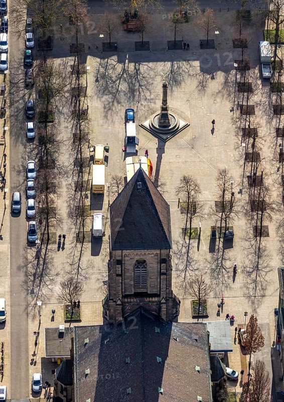 Aerial view, Altmarkt, Catholic Church at the Altmarkt, Victory Column, Oberhausen, Ruhr area, North Rhine-Westphalia, Germany, DE, monument, Europe, war memorial, aerial view, aerial photography, aerial photography, market place, sight, Victory Column Oberhausen, overview, bird's eye view, birds-eyes view, historical, overview