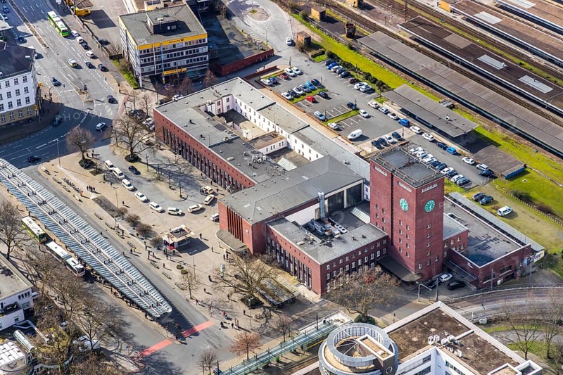 Aerial view, Oberhausen main station, Willy-Brandt-Platz, Oberhausen, Ruhr area, North Rhine-Westphalia, Germany, railway station, station building, station forecourt, bus station, bus stop, bus stop roofing, DE, Deutsche Bahn AG, Europe, main station, aerial view, aerial photography, aerial photography, taxi, overview, bird's-eye view, overview