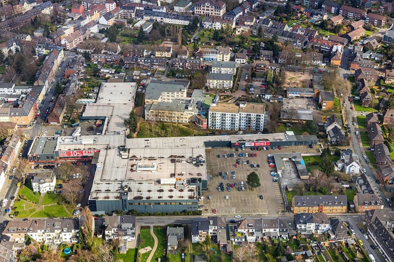 Aerial view, XXXLutz furniture store, Astrid-Lindgren-Schule, Oberhausen, Ruhr area, North Rhine-Westphalia, Germany, education, educational institution, DE, shopping square, shopping centre, Europe, specialist markets, primary school, property tax, high-rise buildings, real estate, educational institute, aerial photography, aerial photography, multi-family houses, apartment buildings, school, shopping, overview, bird's-eye view, residential complex, living and living, residential area, residential buildings, housing estate, birds-eyes view, overview