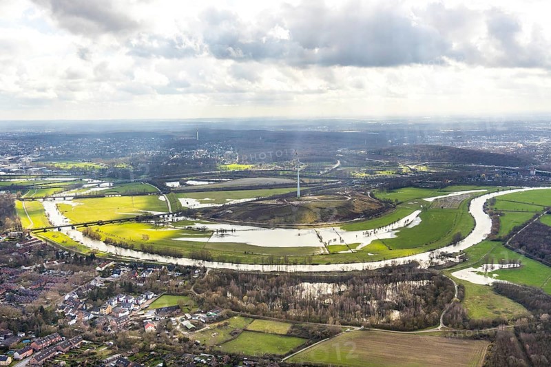 Aerial view, Styrumer Ruhrbogen, landfill Kolkerhofweg, city triangle Duisburg - Oberhausen - Mülheim, river Ruhr, Linksruhr, Mülheim an der Ruhr, Ruhr area, North Rhine-Westphalia, Germany, bridge over the Ruhr, DE, railway bridge, Europe, distant view, flood, aerial view, aerial photography, aerial photography, Ruhraue, Ruhrtalradweg, Ruhrufer, Speldorfer Straße, overview, bird's-eye view, wind power, wind turbines, birds-eyes view, overview, flooding