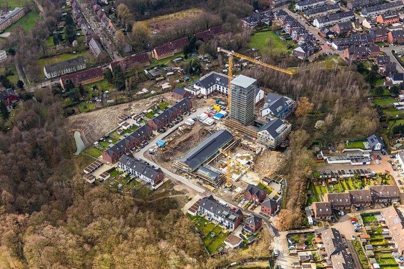 Aerial view, construction site residential area and commercial areas in Lebenspark Schacht IV, Zum Dörnbusch, Osterfeld, Oberhausen, Ruhr area, North Rhine-Westphalia, Germany, construction work, construction site, building plots, construction crane, construction project, construction site, DE, Europe, commercial space, commercial area, commercial park, commercial site, commercial use, capacity requirement, aerial view, aerial photography, aerial photography, new construction, overview, bird's-eye view, former shaft IV of Osterfeld colliery, former mine, overview
