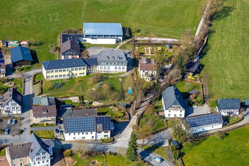 Aerial view, Catholic primary school Helleferld, residential buildings with solar roofs, Hellefeld, Sundern, Sauerland, North Rhine-Westphalia, Germany, DE, Europe, aerial view, aerial photography, aerial photography, overview, bird's-eye view, birds-eyes, view, overview, education, pupils, college, education, school year, homework, class, year group, education, pedagogy