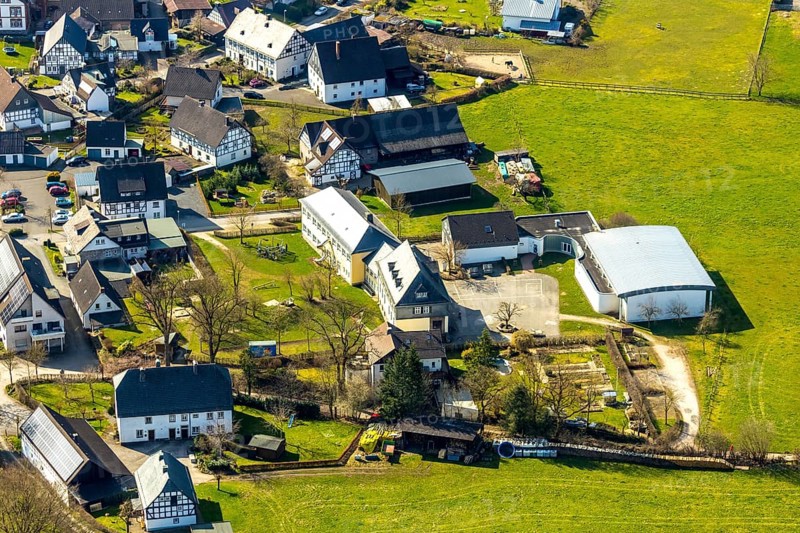 Aerial photo, Catholic primary school Helleferld, Hellefeld, Sundern, Sauerland, North Rhine-Westphalia, Germany, DE, Europe, aerial view, aerial photography, aerial photography, overview, bird's-eye view, view, overview, education, pupils, college, training, school year, homework, class, year group, education, pedagogy
