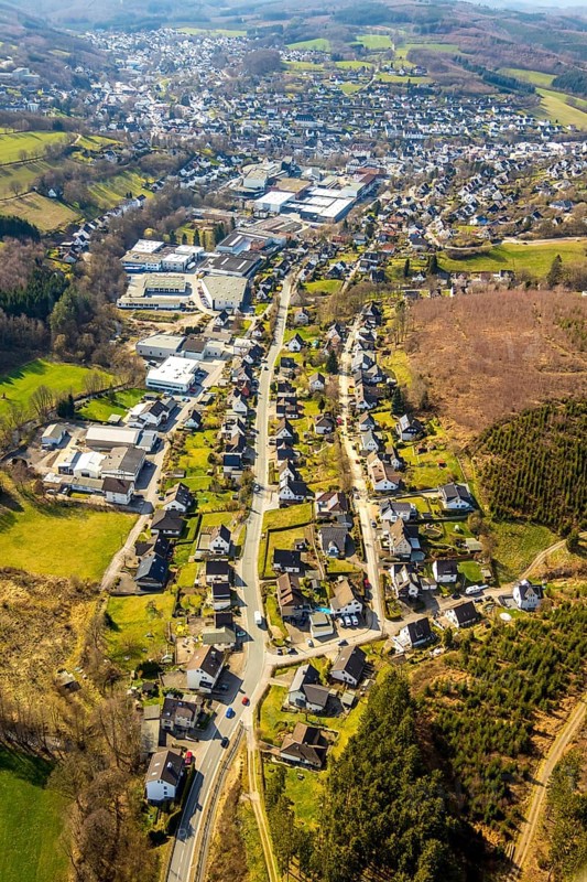 Aerial view, overview Sundern, Mescheder Straße, commercial area, residential area, Sundern, Sauerland, North Rhine-Westphalia, Germany, DE, Europe, aerial view, aerial photography, aerial photography, overview, bird's-eye view, birds-eyes, view, overview, living, flat, houses, residential buildings, housing estate, settlement, industry, trade, economy, commercial enterprise, production, trade